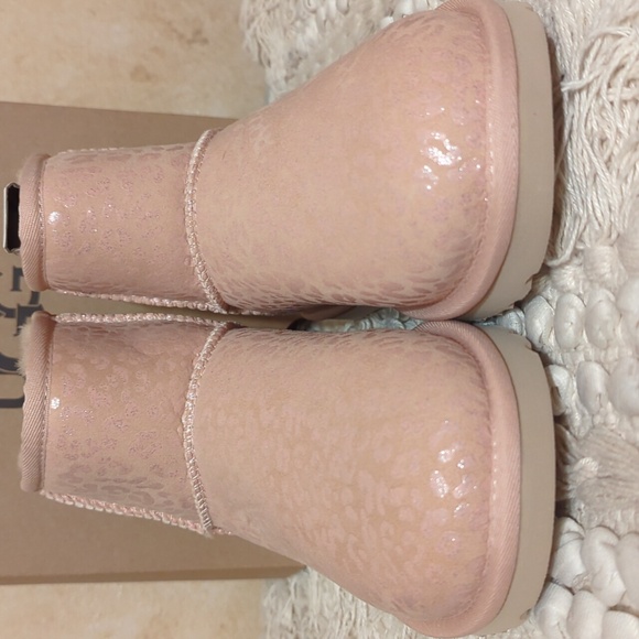 UGG NIB Pink Sparkle Snow Leopard Boots 8 - Picture 2 of 8